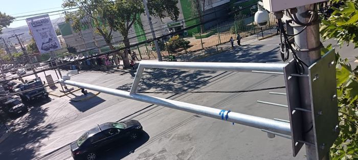 Montaje de antena y cámara en poste