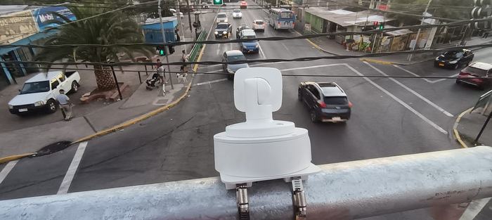 Cámara PTZ en intersección urbana